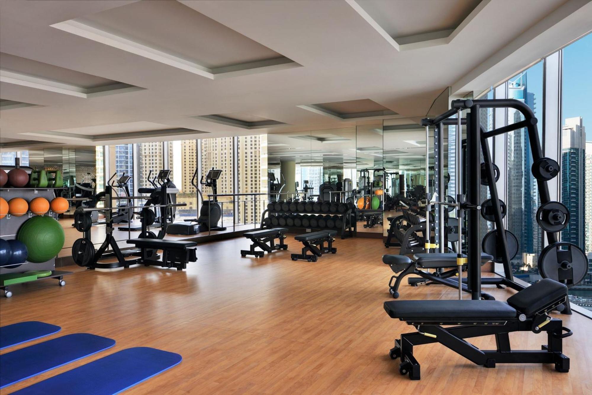 Jw Marriott Hotel Marina Дубай Екстериор снимка The gym at the Westin
