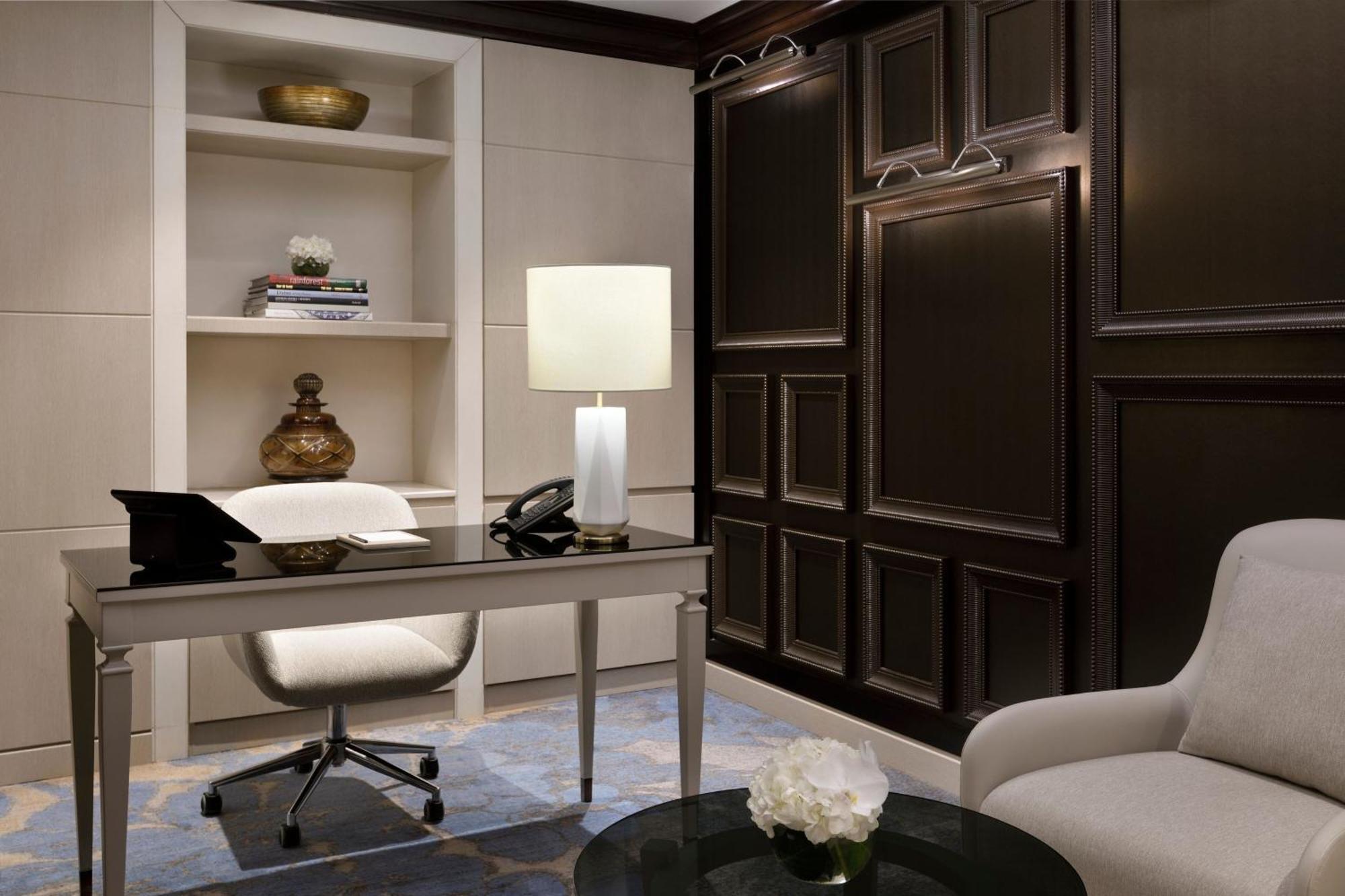 Jw Marriott Hotel Marina Дубай Екстериор снимка A private office at The Ritz-Carlton, Washington, D.C.